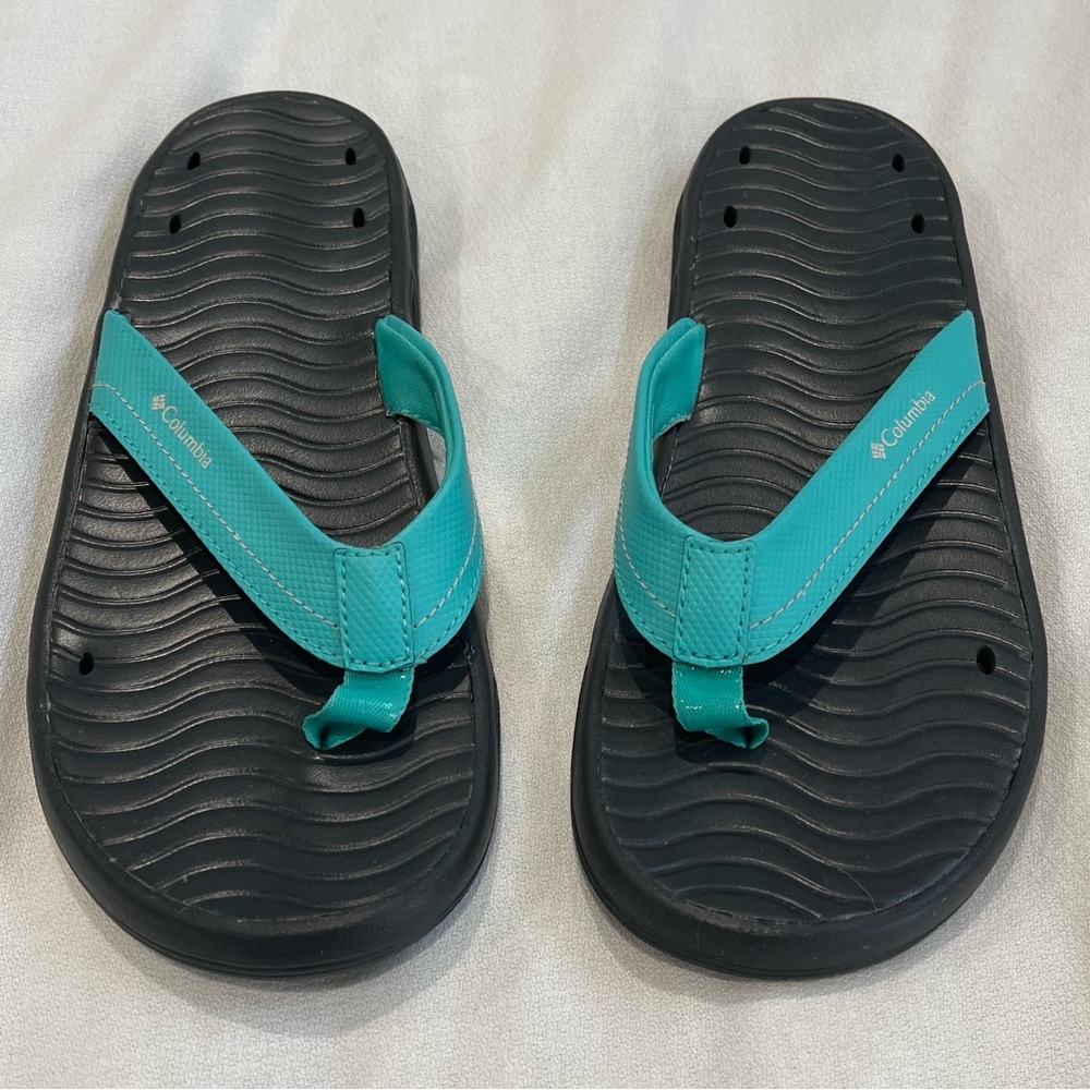 Columbia Teal and Black Flip Flops